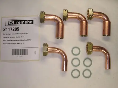 Set aus gebogenen Kupferrohren mit Befestigungsteilen und Dichtungen, angeordnet auf hellem Untergrund. Produkt von Remeha, geeignet für Rohrverbindungen.